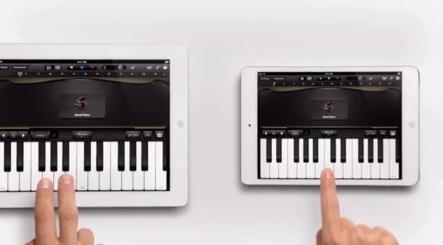 Apple iPad Mini: video duetto al pianoforte con l'iPad tradizionale