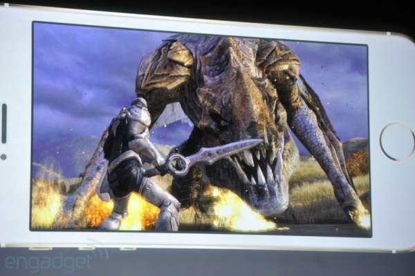 Apple presenta il nuovo smartphone top di gamma iPhone 5S, demo Infinity Blade 3