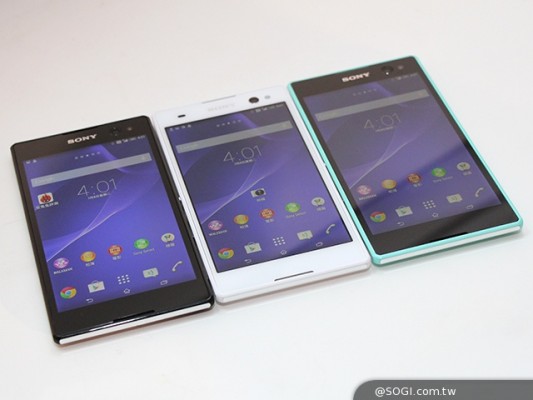 Sony Xperia C3: immagini dal vivo del phablet per i "selfie"