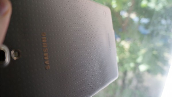 Samsung Galaxy Tab S 8.4: la cover posteriore si deforma per il caldo