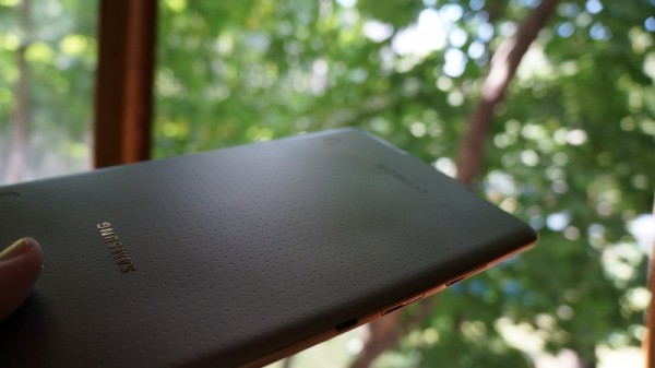Samsung Galaxy Tab S 8.4: la cover posteriore si deforma per il caldo