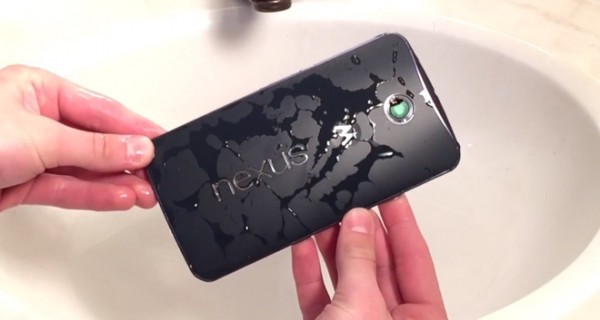 Google Nexus 6: test di resistenza all'acqua