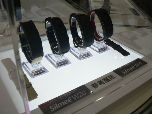 Toshiba Silmee W20 e W21: nuove smartband professionali