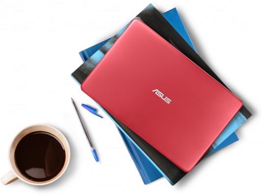 ASUS EeeBook E202SA sfida il Macbook al prezzo di 299 euro
