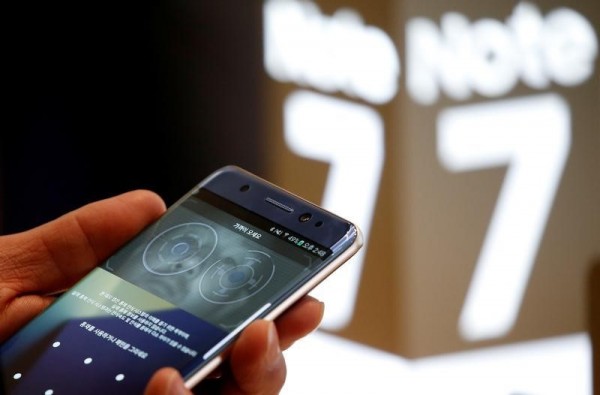 A customer tries out a Samsung Electronics' Galaxy Note 7 at the company's headquarters in Seoul, South Korea, October 10, 2016.   REUTERS/Kim Hong-Ji