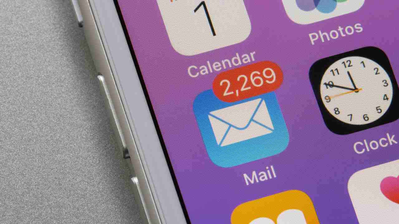Slow or never arriving emails?  Apple has the solution to this problem, but you really would never guess it